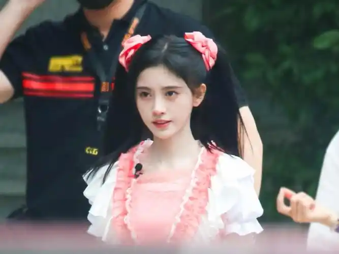 鞠婧祎太可爱了穿粉色洛丽塔裙配双马尾真不敢相信她成年了