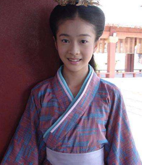 二:林允,小时候的林允,普普通通的小女孩,这样的颜值全中国的小女孩都