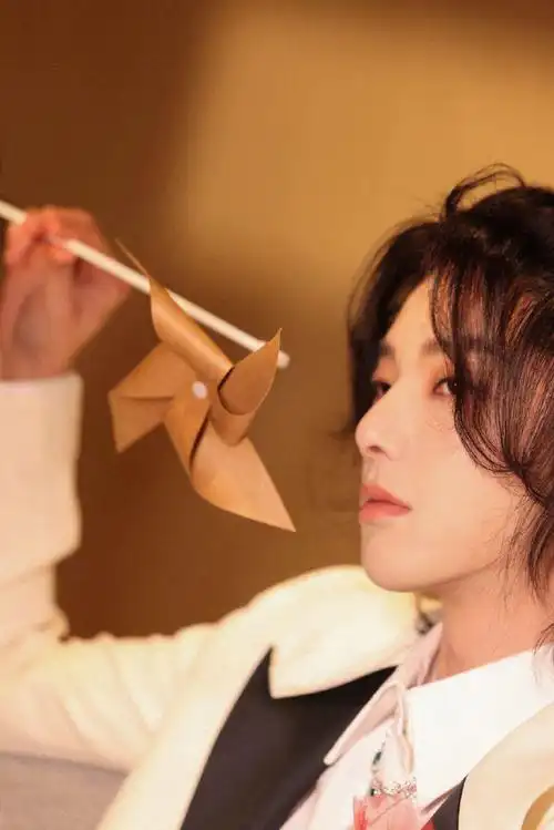 少见的能把长发 泪痣hold的这么优雅又精致的boy!#华晨宇泪痣妆