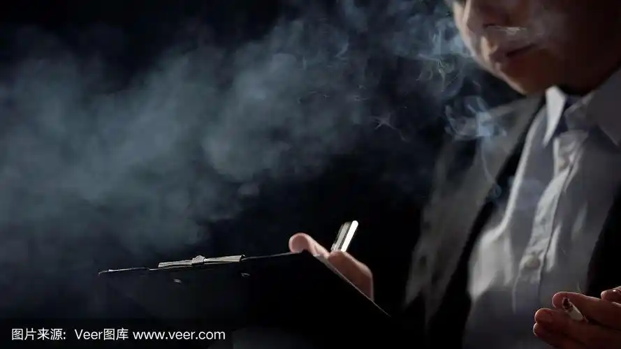 女商人抽烟,填文件,工作压力大,工作过度