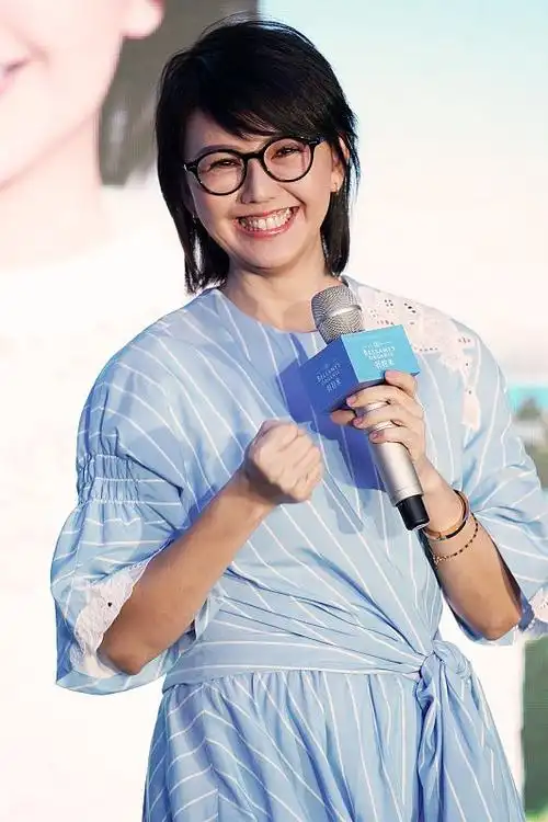 短发的孙燕姿很有灵气穿蓝色的条纹裙说她30都有人信