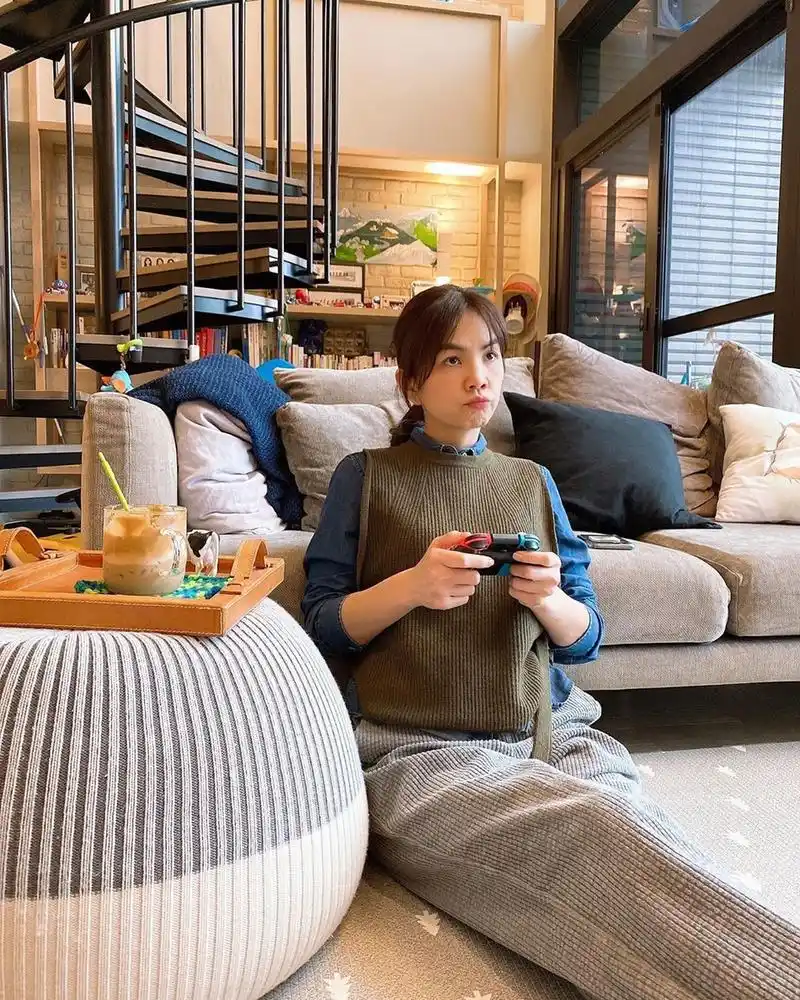 组图:ella复式豪宅曝光宽敞大气 晒居家生活打游戏超惬意_高清图集