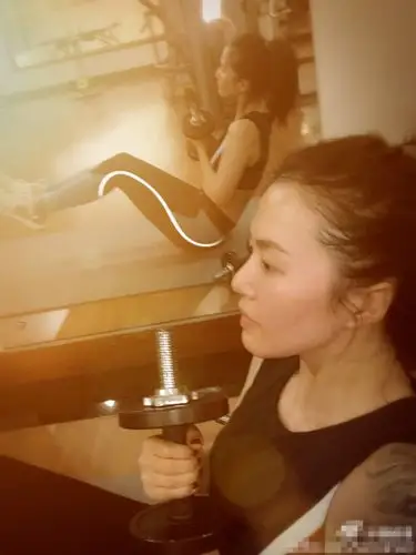 走到哪儿捋到哪儿谭维维花式自拍变健身房扛把子