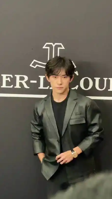 易烊千玺被夸害羞了##易烊千玺近距离生图