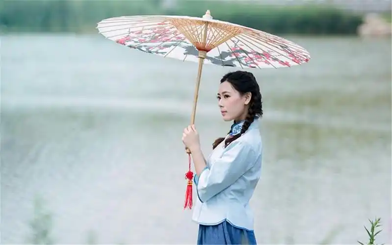 唯美油纸伞图片 伞下美人 一地冷香