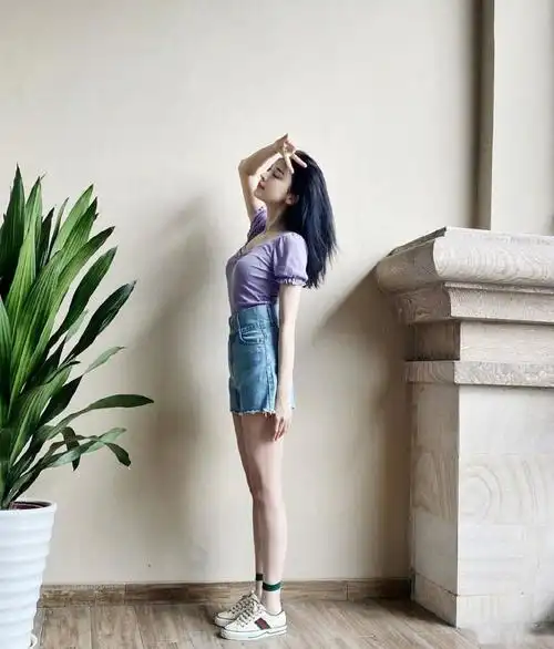 古力娜扎香芋紫色泡泡袖宽领上衣搭配毛边牛仔短裤复古与甜美