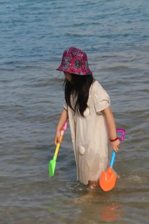 孟孟来海南故亊之三,南海踏浪花