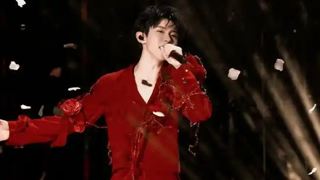 马嘉祺演唱会造型分享,红色与玫瑰的碰撞神秘且有魅力,满满的氛围感