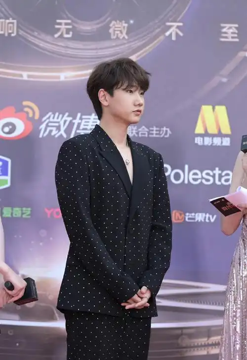 汪苏泷真空深v西装造型##汪苏泷黑西服好闪#汪苏泷2023微博电影之夜