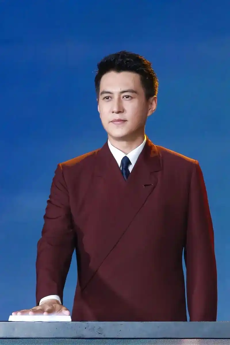 演员#靳东身着 dunhill 经典款酒红色西装外套,出席 - 抖音