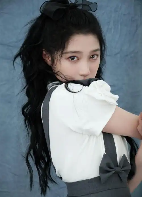 组图:关晓彤白衬衫背带裙造型元气满满 头戴蝴蝶结俏皮可爱