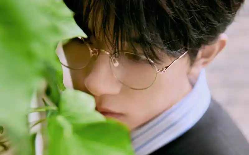 易烊千玺青春洋溢活力帅气写真