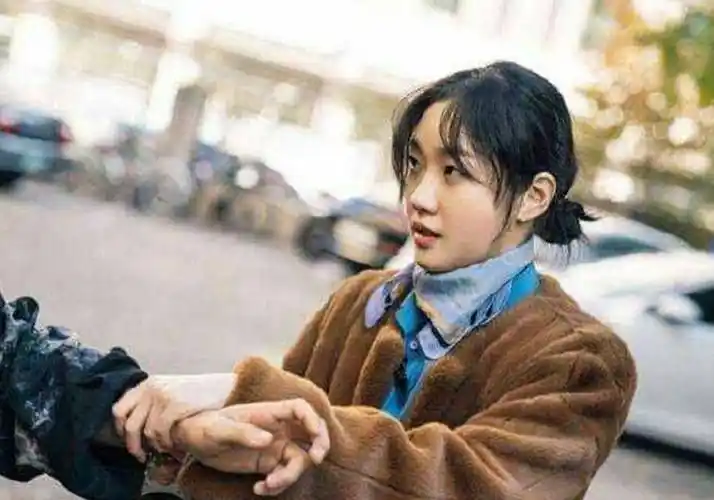 金高银新剧剧照曝光,连换两套造型,你pick哪一款?_颜色_衬衫_剧中