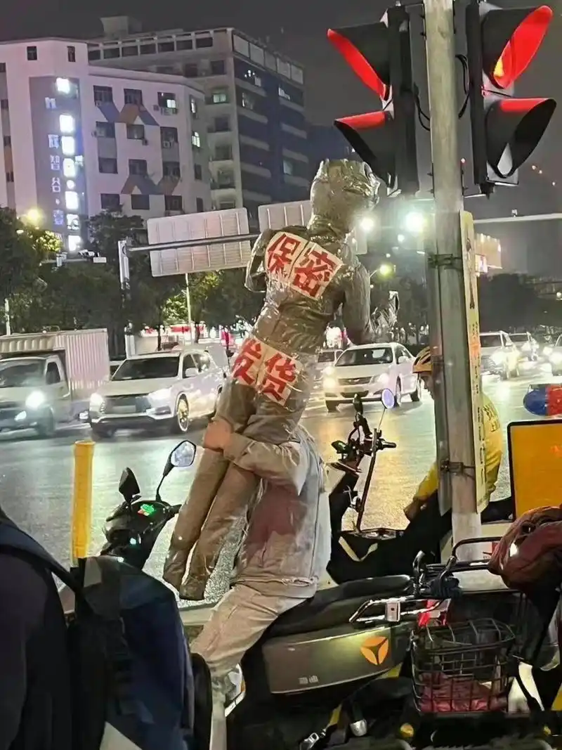 一组搞笑图片.照片中,快递员背着一个形似奥特曼的人形快递员.