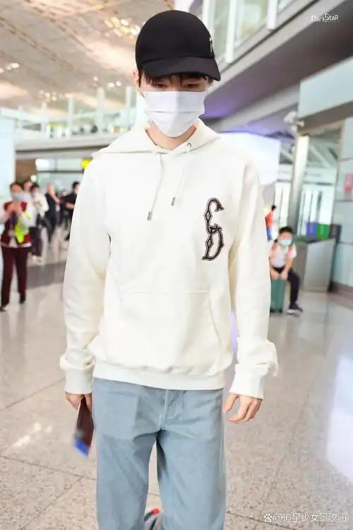 王俊凯出发前往巴黎时装周,机场白卫衣牛仔裤清爽少年感!