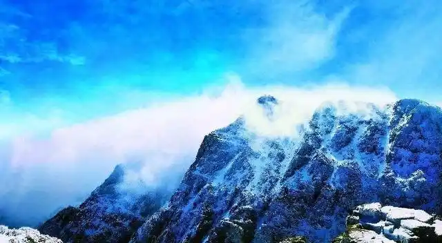 秦岭最高峰是位于甘肃省甘南州迭部县的措美峰,海拔4920米,由于喀斯特