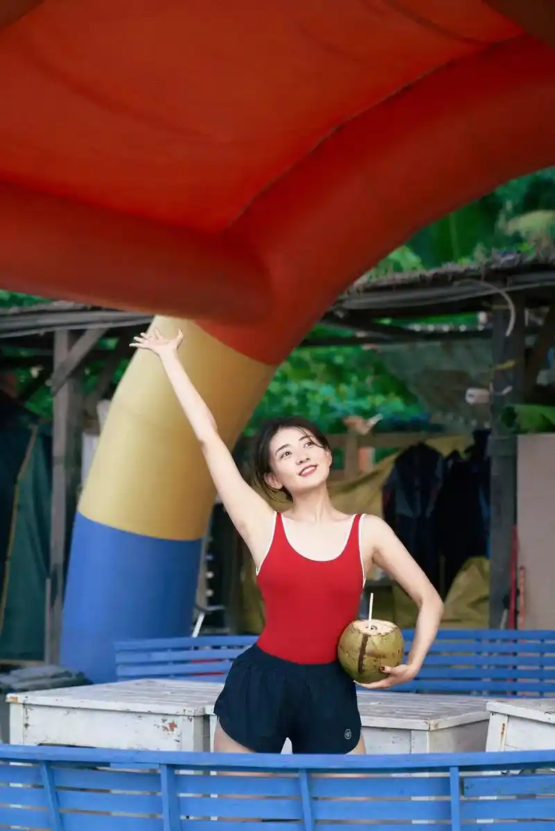 中国内地女演员梁洁,穿大红色泳装,性感俏皮