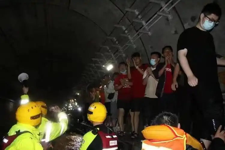 搭起人肉防洪墙跨过300米湍急洪流记郑州地铁5号线紧急营救5小时