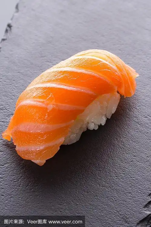 石盘上的三文鱼寿司手握寿司