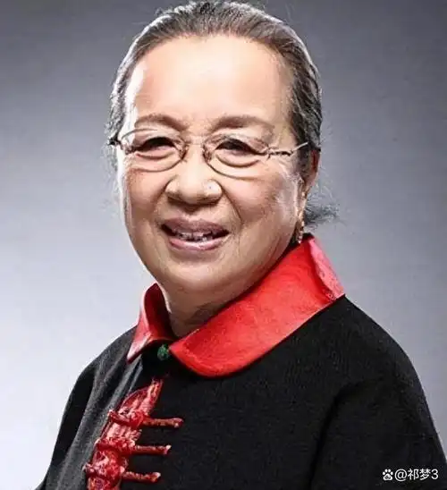 容嬷嬷李明启现身晚会彩排,87岁走路带风,穿200元平价鞋