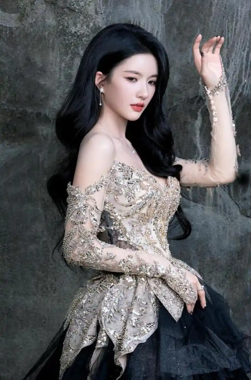 性感迷人的甜美少女#刘些宁# 身穿镶钻抹胸礼裙,香艳迷人的水能肌肤,