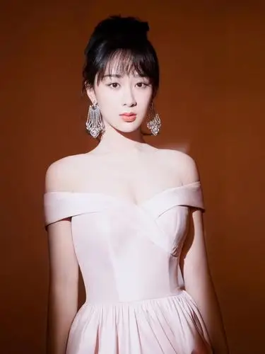 杨紫身着露肩樱花粉裙,仙气十足