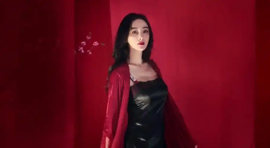 34岁杨幂真丝睡衣大片曝光杨幂穿真丝睡衣