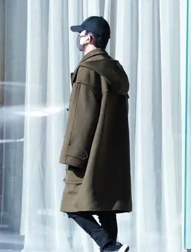 易烊千玺穿牛角扣大衣,有高级感又有魅力,被弟弟帅到了!