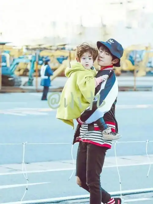 千玺bb抱娃太有安全感了叭