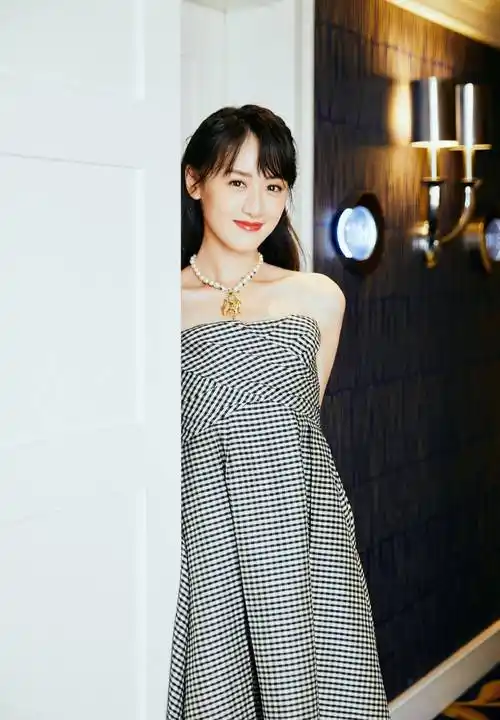 袁冰妍乖乖女走狂野风,黑色背心皮裙配黑色高帮运动鞋,又飒又美_风格