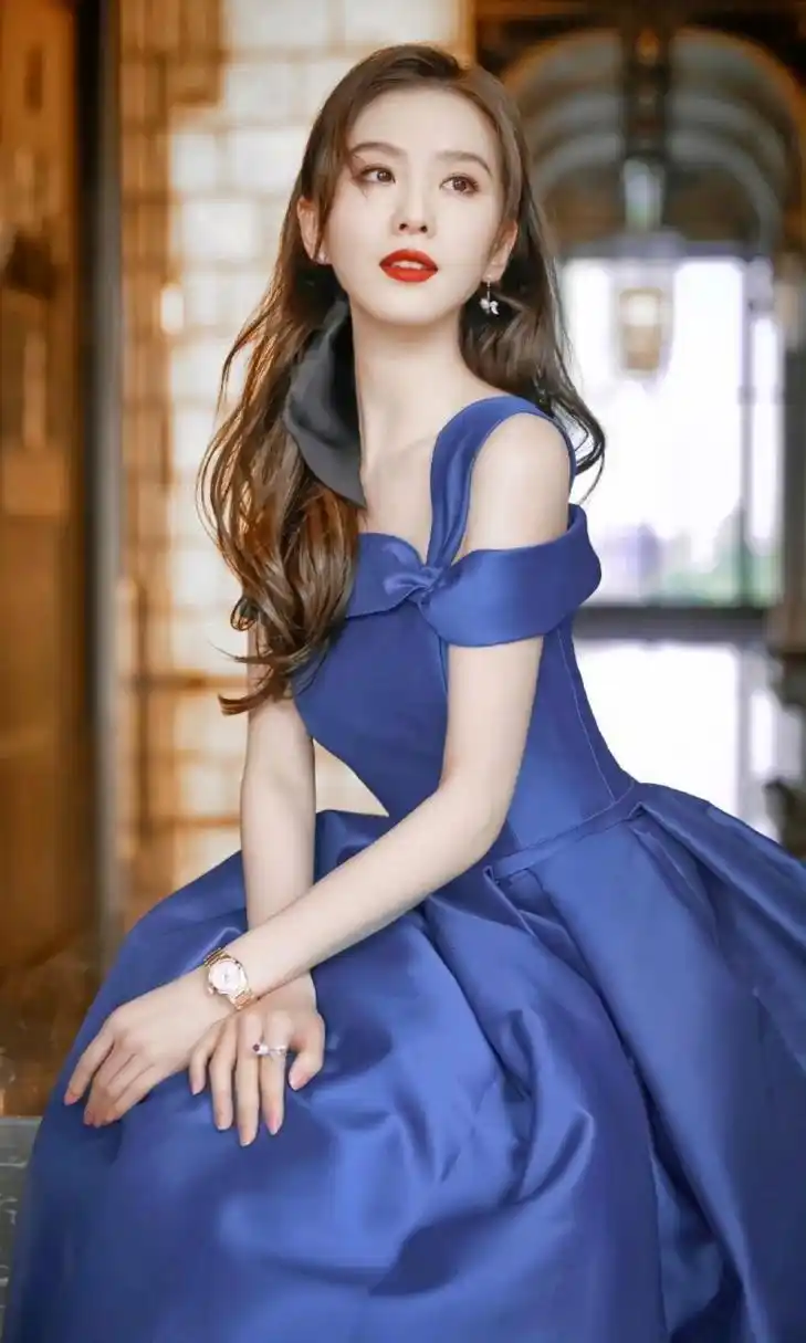 刘诗诗一袭蓝裙,搭配微卷长发,高雅端庄,青春妩媚又不失温柔,烈焰红唇