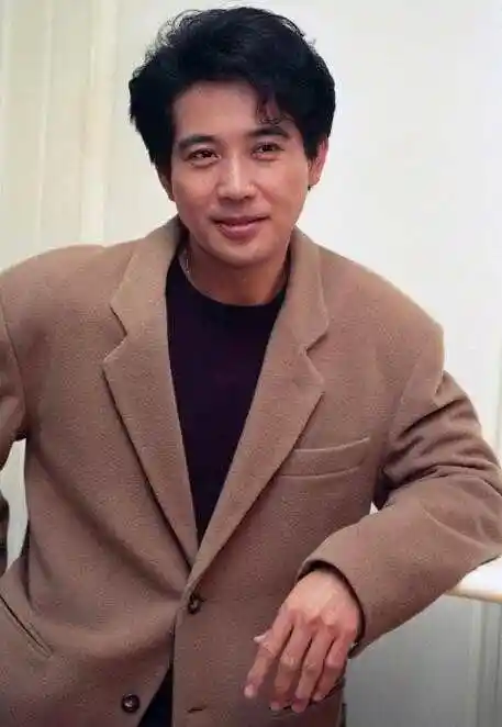 72岁秦汉近照曝光精神抖擞头发胡子花白依旧帅气