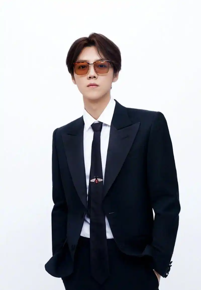 鹿晗西装墨镜杀: 许久未营业的鹿晗近日终于高调营业了,晒出一组绅士