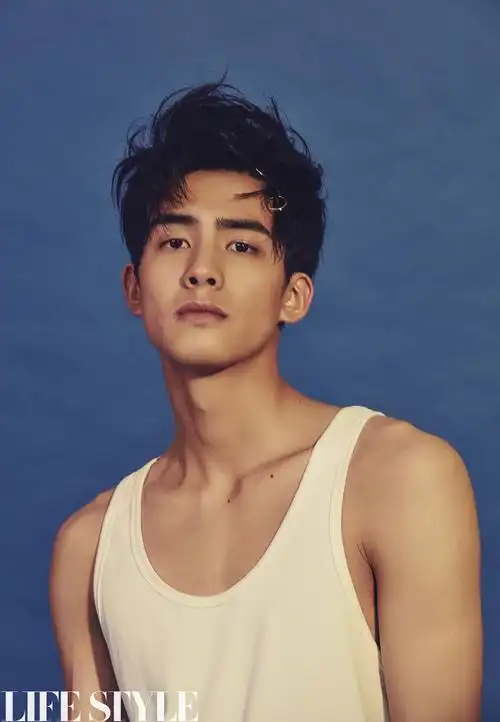 宋威龙新刊封面曝光 时尚有型获网友大赞