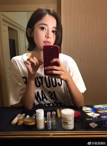 看了关晓彤和娜扎的化妆台没想到明星也只用20块钱的化妆品