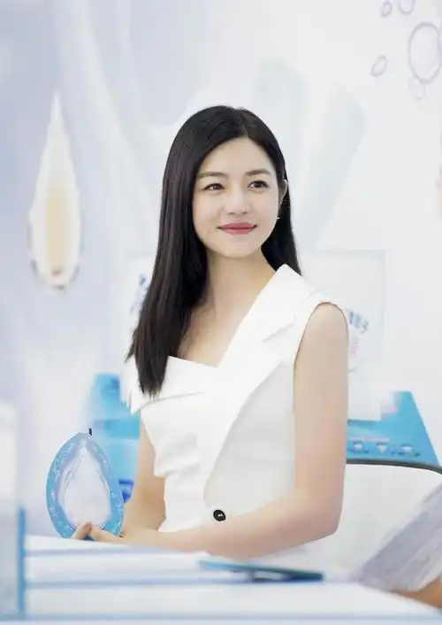 脸圆又怎样女明星西装外套配短裤美得像初恋35岁依然像少女