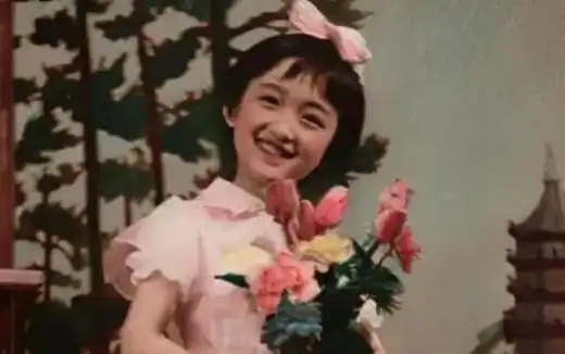 杨钰莹终究是老了,在美颜下看似年轻,但身材却瞒不过大家的眼睛