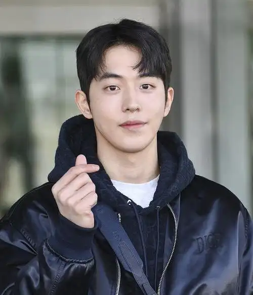 南柱赫当兵的消息!平头短发,笑眯眯的眼睛,看起来憨厚又可爱!