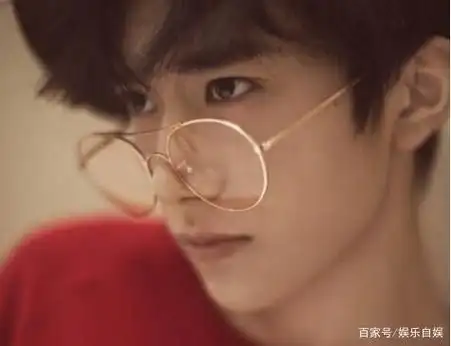 易烊千玺醉酒吻女朋友的照片被黑粉骂哭