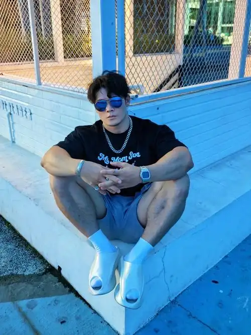 高耸的斜方肌得戴古巴链