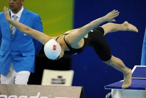 图文女子50米蝶泳陆滢晋级决赛陆滢入水瞬间