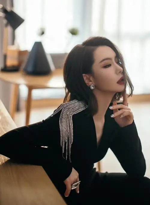 戚薇身穿黑色礼服裙这波什么水平