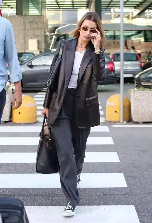 整个look看起来超有质感~刘雯要说皮西装有多火,看看街拍图出镜率之高