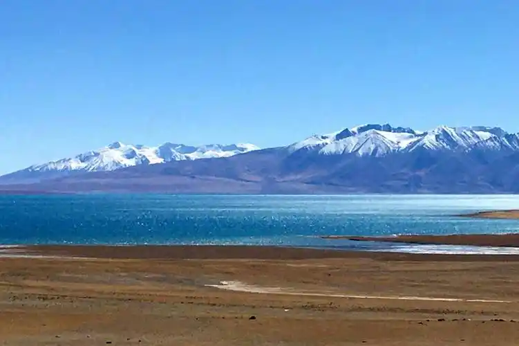 原创藏北羌塘无人区镶嵌在玉石山里的蓝宝石扎日南木措