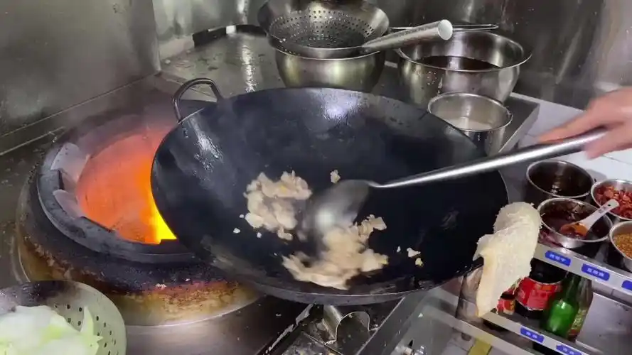 大酒店的厨师炒菜技术就是牛颠勺流畅功底深厚工资至少1万