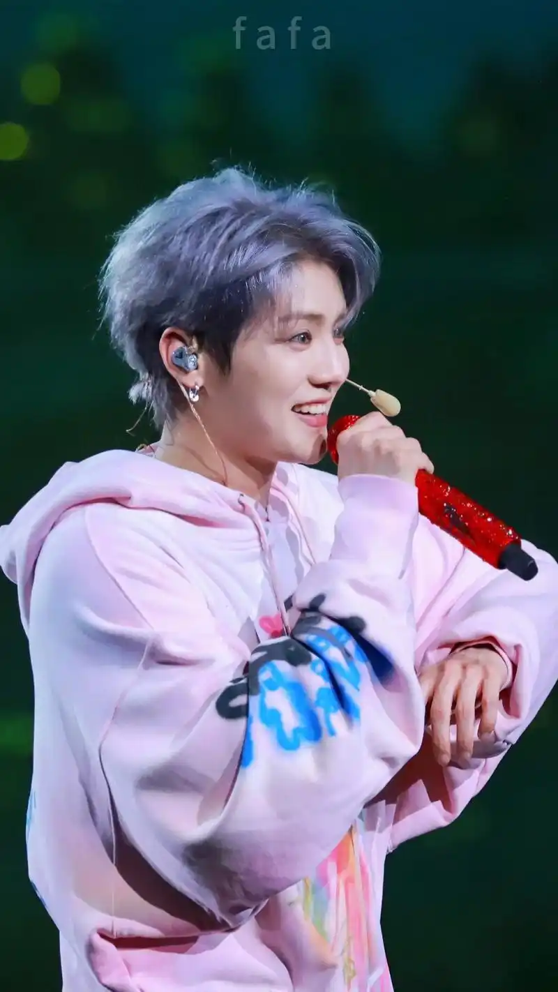 粉色卫衣鹿笑的好开心.#鹿晗三巡 #鹿晗#鹿晗粉色卫衣 - 抖音