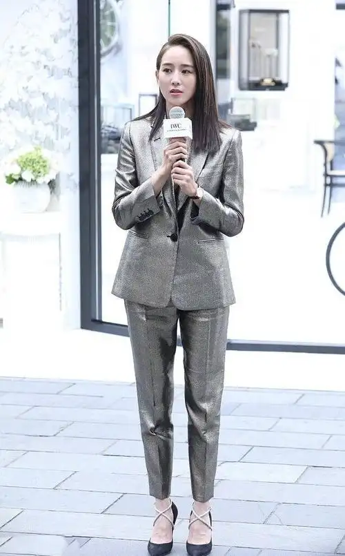 张钧甯穿银色西装套装亮相齐肩直发气质惊艳造型时髦度100分