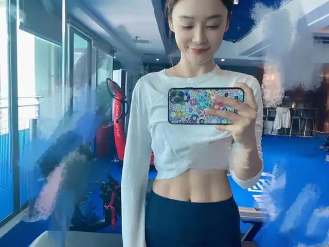 袁姗姗深夜压马路,浓妆艳抹穿露脐装走斑马线,身材火辣就是不红