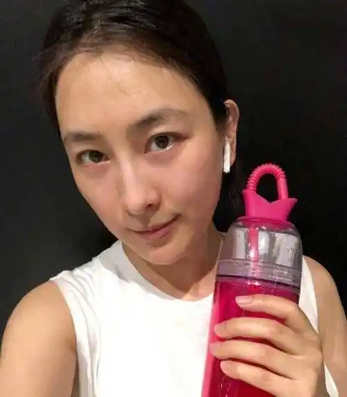 前阵子马苏在一个开机仪式上被网友拍到了生图,看这个形象,不是跟我们