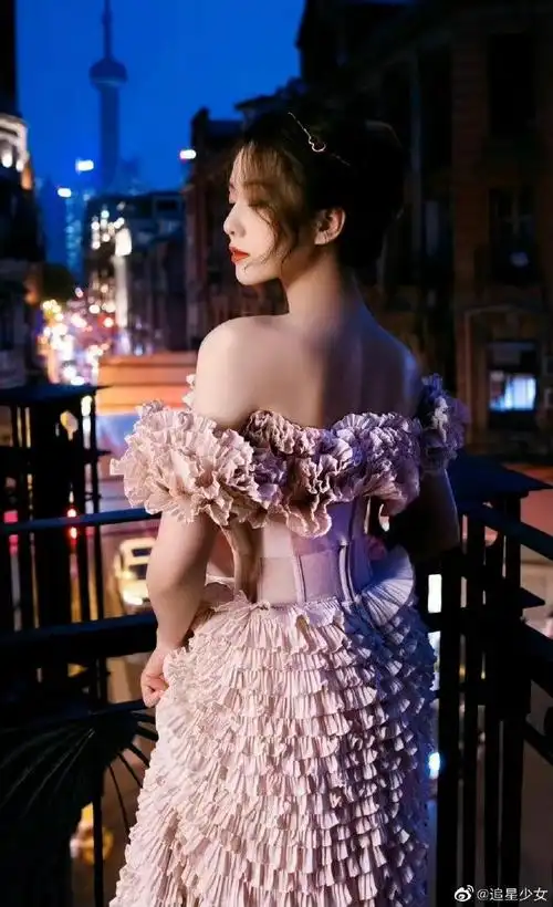 刘诗诗露背白裙##刘诗诗的肩颈线